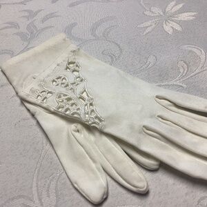 White vintage gloves size small see measurements for cut outs  HOLLYWOOD GLAMORO